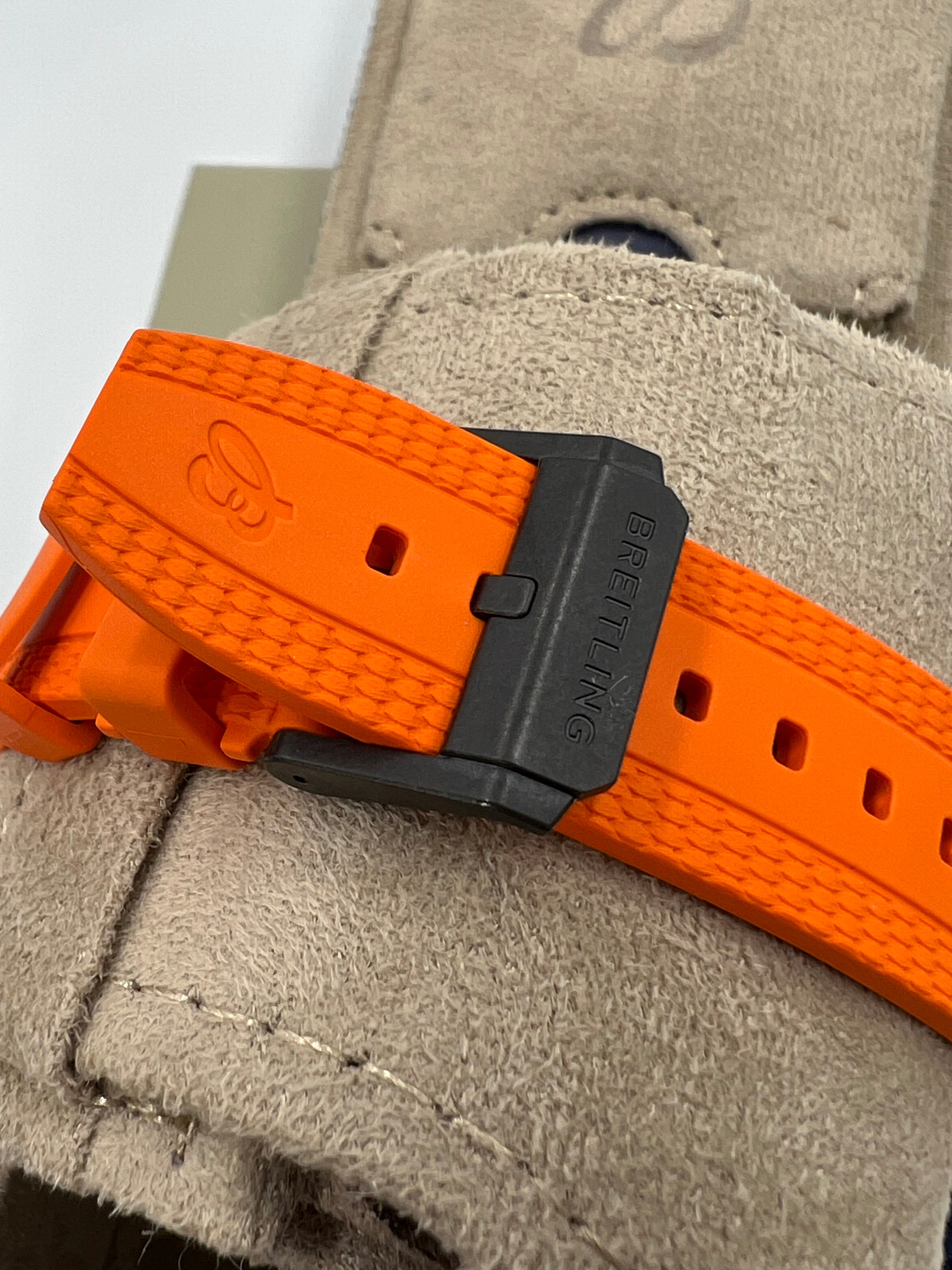 Breitling Endurance Pro 44mm Orange neu mit Mehrwertsteuer