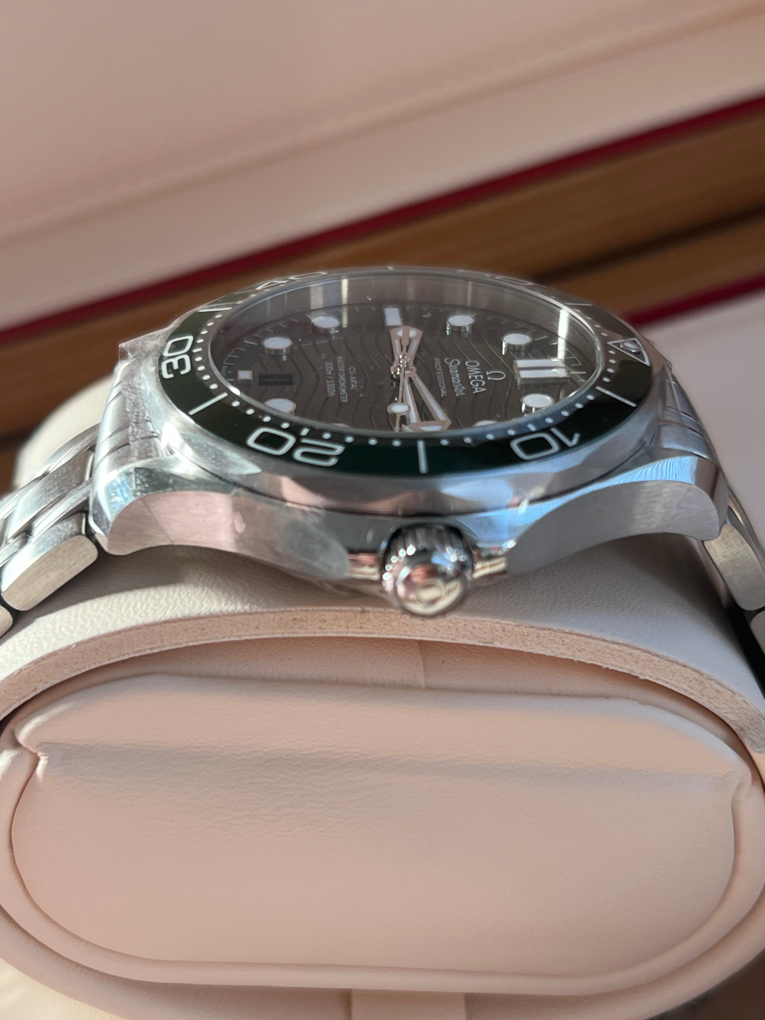 Omega Seamaster Diver Grün Ungetragen mit Mehrwertsteuer