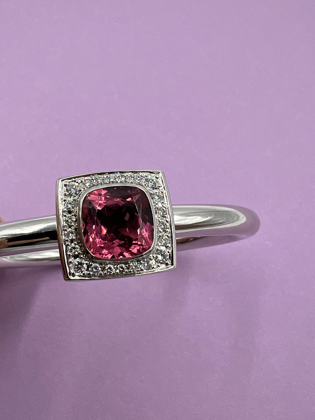 IsabelleFa Armreif aus Weißgold mit rosa Turmalin